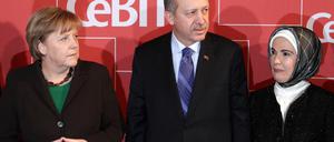 Bundeskanzlerin Angela Merkel, der türkische Ministerpräsident Recep Tayyip Erdogan und seine Frau Emine in Hannover vor der Eröffnung der internationalen Computermesse Cebit.