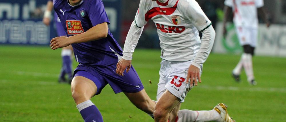 Die Augsburger (helles Trikot) bleiben Hertha BSC in der Tabelle auf den Fersen.