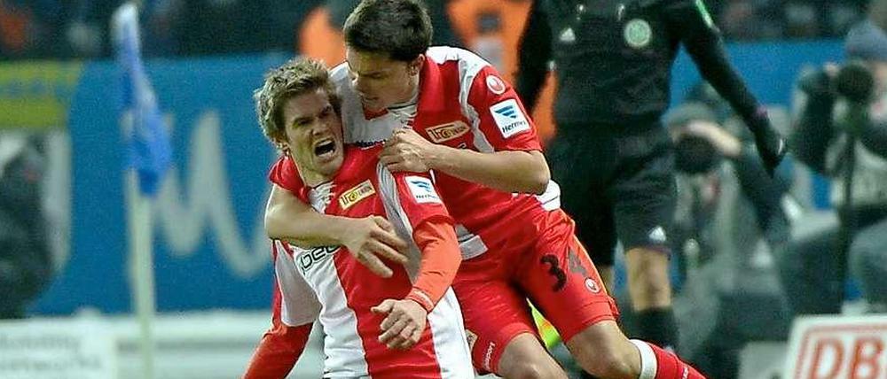 Da glänzten die Eisernen noch: Torschütze Simon Terrode (l.) und Fabian Schönheim jubeln über das 1:0 gegen Hertha BSC. Am Ende reichte es "nur" zum 2:2-Unentschieden.