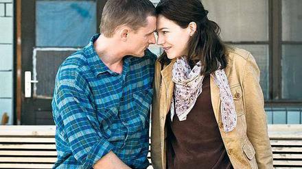 Neues aus Weissensee. Julia (Hannah Herzsprung) ist erleichtert. Martin (Florian Lukas) will ihr bei der Suche nach ihrer Tochter helfen. Foto: RBB