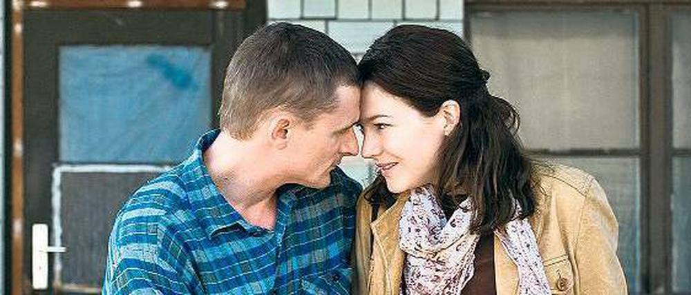 Neues aus Weissensee. Julia (Hannah Herzsprung) ist erleichtert. Martin (Florian Lukas) will ihr bei der Suche nach ihrer Tochter helfen. Foto: RBB