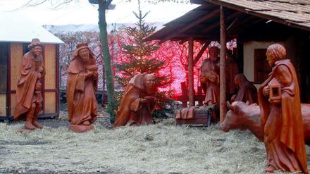 Team komplett. Die Figuren der neuen Krippe am Weihnachtsmarkt vor dem Schloss Charlottenburg stehen schon mal. Jede entstand aus einem Baumstamm und ist 200 Kilo schwer.
