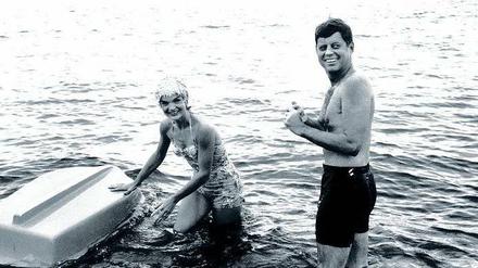 Der Fotograf Jacques Lowe hat die Strandfotos jetzt mit vielen anderen Fotos als Buch herausgegeben: „Meine Jahre mit den Kennedys – Einblicke eines Fotografen“. 