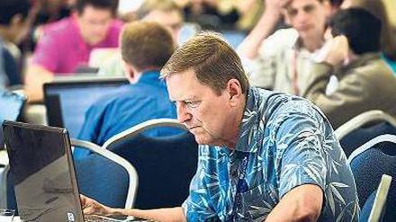 Männerüberschuss. Wie hier beim Wikimania Hackathon in Washington sind es vor allem Männer, die sich bei der Online-Enzyklopädie engagieren. Jetzt sollen Frauen zum Mitmachen motiviert werden. Auch Köche, Friseure und Handwerker sind unterrepräsentiert. Foto: AFP