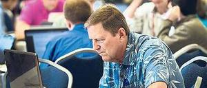 Männerüberschuss. Wie hier beim Wikimania Hackathon in Washington sind es vor allem Männer, die sich bei der Online-Enzyklopädie engagieren. Jetzt sollen Frauen zum Mitmachen motiviert werden. Auch Köche, Friseure und Handwerker sind unterrepräsentiert. Foto: AFP