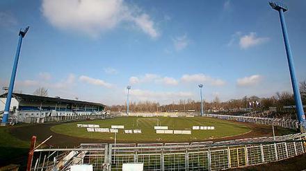 Der Berliner AK hatte am Mittwoch mitgeteilt, im Leipziger Bruno-Plache-Stadion sei es „zu rassistischen Beleidigungen sowie körperlichen Übergriffen“ gekommen.