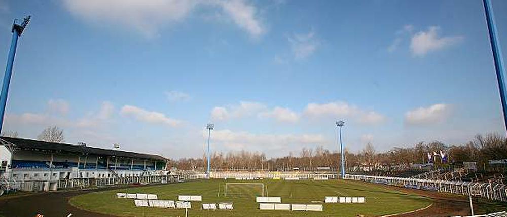 Der Berliner AK hatte am Mittwoch mitgeteilt, im Leipziger Bruno-Plache-Stadion sei es „zu rassistischen Beleidigungen sowie körperlichen Übergriffen“ gekommen.
