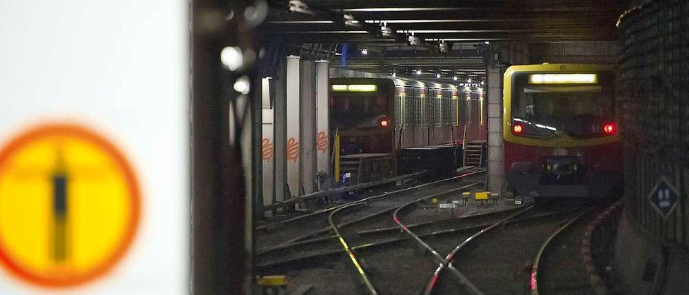 Na, versteckt sich da jemand? Ab Freitagabend sind die Züge im Tunnel gar nicht mehr zu sehen. Für mehr als zwei Wochen.