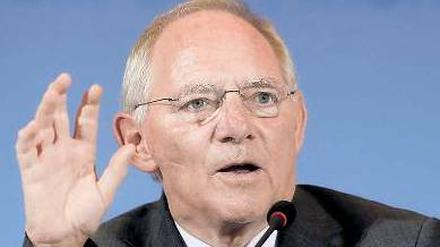 Im zweiten Anlauf: Bundesfinanzminister Wolfgang Schäuble ist mit dem ersten Reformversuch gescheitert, nun versucht er es erneut. 