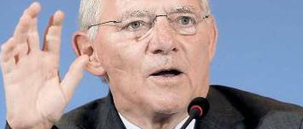 Im zweiten Anlauf: Bundesfinanzminister Wolfgang Schäuble ist mit dem ersten Reformversuch gescheitert, nun versucht er es erneut. 