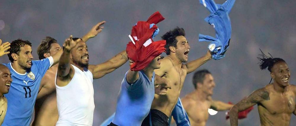 Das Nationalteam von Uruguay freut sich über ihr Ticket zur Fußball-WM in Brasilien 2014. Sie schossen in der Qualifikation Jordanien ins Aus.