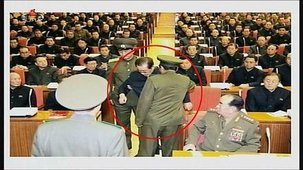 Festnahme: Jang Song Thaek wird während eines Treffens des erweiterten Politbüros abgeführt.