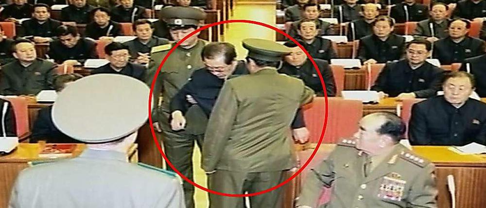 Festnahme: Jang Song Thaek wird während eines Treffens des erweiterten Politbüros abgeführt.