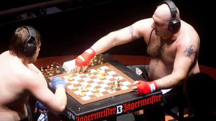 Zu Tisch im Ring. Der russische Weltmeister Nikolaj Sazhin (links) und der Italiener Gianluca Sirci.