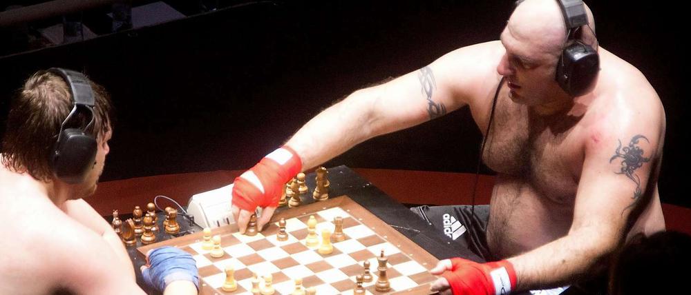 Zu Tisch im Ring. Der russische Weltmeister Nikolaj Sazhin (links) und der Italiener Gianluca Sirci.