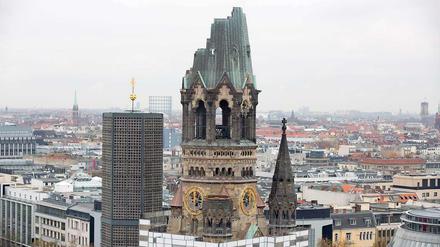 Kein historisierender Wiederaufbau, sondern ein Mahnmal gegen Krieg und für Versöhnung: Die Gedächtniskirche.