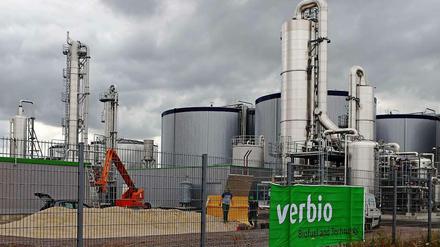 Der Bundesverband Biogas warnt davor, die bisher diskutierten Koalitionspläne umzusetzen. Dann würden im Jahr höchstens noch drei Anlagen neu gebaut. Union und SPD wollen künftig nur noch Biogasanlagen fördern, die Reststoffe wie Gülle oder andere Abfälle verwerten. Das Foto zeigt eine Biogasanlage der Firma Verbio, die auch Biosprit herstellt. 