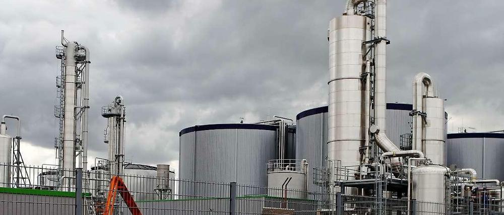 Der Bundesverband Biogas warnt davor, die bisher diskutierten Koalitionspläne umzusetzen. Dann würden im Jahr höchstens noch drei Anlagen neu gebaut. Union und SPD wollen künftig nur noch Biogasanlagen fördern, die Reststoffe wie Gülle oder andere Abfälle verwerten. Das Foto zeigt eine Biogasanlage der Firma Verbio, die auch Biosprit herstellt. 