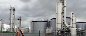 Der Bundesverband Biogas warnt davor, die bisher diskutierten Koalitionspläne umzusetzen. Dann würden im Jahr höchstens noch drei Anlagen neu gebaut. Union und SPD wollen künftig nur noch Biogasanlagen fördern, die Reststoffe wie Gülle oder andere Abfälle verwerten. Das Foto zeigt eine Biogasanlage der Firma Verbio, die auch Biosprit herstellt. 