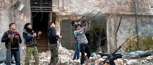 Mitglieder einer Gruppe, die sich "Allah Akbar" ("Gott ist Groß") nennt, schießen in Aleppo auf einen Helikopter der syrischen Armee.