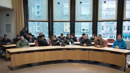 Die ehemaligen Bewohner der Eisfabrik beim Treffen mit dem Bezirksbürgermeister.
