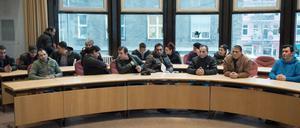 Die ehemaligen Bewohner der Eisfabrik beim Treffen mit dem Bezirksbürgermeister.