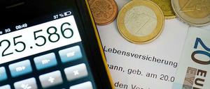 Durchschnittlich liegt die Gesamtverzinsung bei Lebensversicherungen noch bei 4,65 Prozent. Das liegt vor allem an den attraktiven Altverträgen.