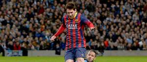 Spielentscheidende Szene: Martin Demichelis (unten) fällt Lionel Messi, es gibt Platzverweis und Elfmeter. 
