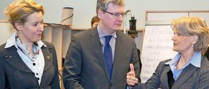 Bezirksstadträtin Franziska Giffey (SPD), EU-Sozialkommissar Laszlo Andor und die stellvertretende Landesvorsitzende der Berliner SPD, Barbara Loth, (v.l.n.r.).