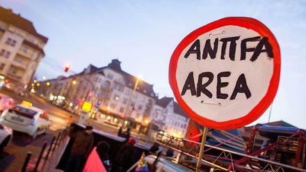 Wenn die Neonazis kommen, ist die Antifa nicht weit. Wie zum Beispiel hier am 18. Januar in Berlin-Schöneweide. Aber müssen wir uns deshalb gleich bei den Linksradikalen bedanken?