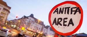 Wenn die Neonazis kommen, ist die Antifa nicht weit. Wie zum Beispiel hier am 18. Januar in Berlin-Schöneweide. Aber müssen wir uns deshalb gleich bei den Linksradikalen bedanken?