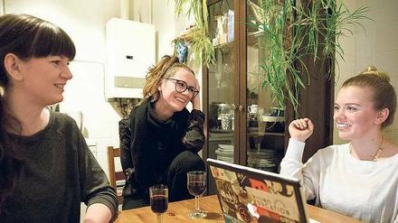 Küchen-Kuppeln. Annelie Kralisch-Pehlke (rechts) und Juliane Ebert (links) bringen auf ihrer Internetseite „Im Gegenteil“ einsame Herzen zusammen. Die 27-jährige Uta war eine der ersten Singles, die sich online porträtieren ließ. Foto: Björn Kietzmann