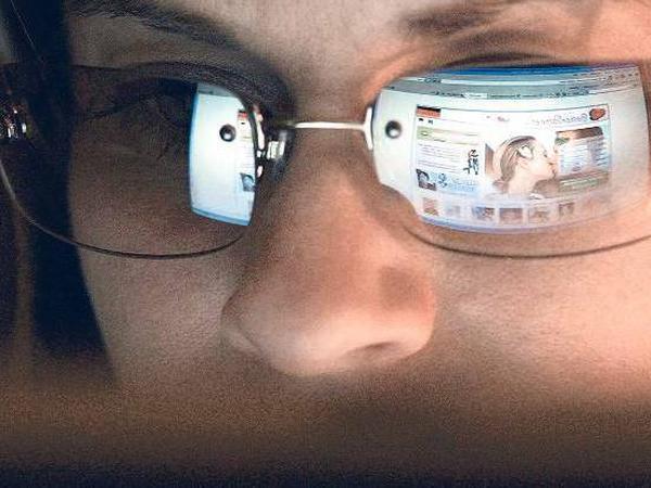 Eine Frau auf Online-Partnersuche.