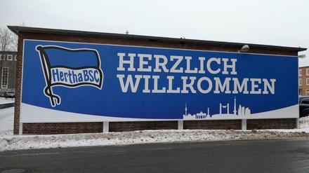 Fußball-Bundesligist Hertha BSC hat den Einstieg des US-Finanzinvestors KKR mit insgesamt 61,2 Millionen Euro als "bahnbrechende Vereinbarung für die Zukunft" bezeichnet.