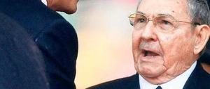 Geste mit Folgen. Raul Castro schüttelte Barack Obama am Rande der Trauerfeier für Nelson Mandela die Hand – sein Bruder Fidel lobte den „heroischen Akt“.