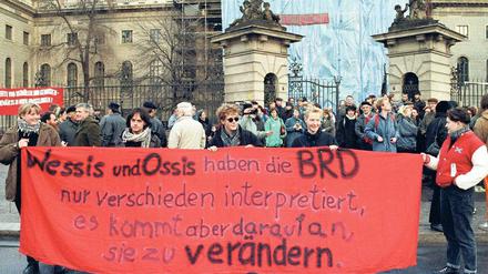 Studierende der Humboldt-Uni starten im Januar 1991 mit Protestplakaten zu einem Marsch nach Leipzig. Die Abwicklung von Studiengängen und die Entlassung von Professoren erschienen ihnen willkürlich und ungerecht.