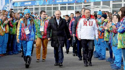 Der Meister und sein Werk. Wladimir Putin ließ sich am Mittwoch an der Seite von Stabhochspringerin Jelena Issinbajewa (l.) und Sportminister Witali Mutko durch das Olympische Dorf führen – ihm gefiel, was er sah. 