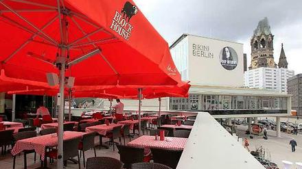 Steaks in der City. Als Teil des Centers „Bikini Berlin“ hat Block House eine Filiale mit Blick auf die Gedächtniskirche bezogen. Im Parterre gibt es Hamburger bei „Jim Block“. 