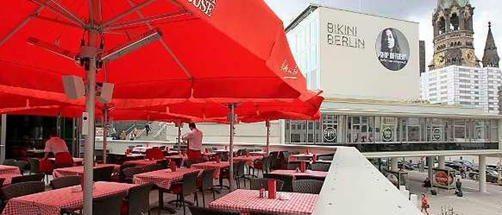 Steaks in der City. Als Teil des Centers „Bikini Berlin“ hat Block House eine Filiale mit Blick auf die Gedächtniskirche bezogen. Im Parterre gibt es Hamburger bei „Jim Block“. 