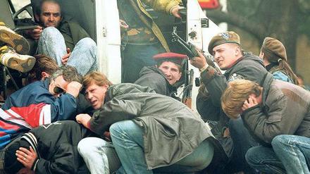 Unter serbischem Beschuss. Ein bosnischer Soldat schützt die Bewohner von Sarajevo am 6. April 1992.