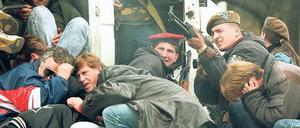 Unter serbischem Beschuss. Ein bosnischer Soldat schützt die Bewohner von Sarajevo am 6. April 1992. 