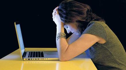 Cyber-Mobbing, der neue Weg der Aggressiven, ist verbreitet und armselig.