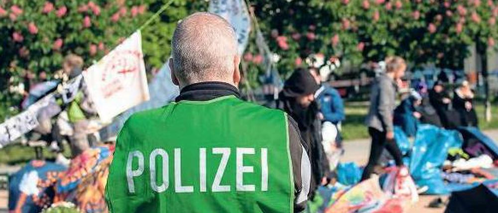 Mehr Grün am Oranienplatz. Mit einem größeren Aufgebot forderte die Polizei die Aktivisten und wenigen Flüchtlinge in Kreuzberg auf, am Donnerstagmorgen ihr Schlaflager aufzulösen. Dabei kam es auch zum Streit.