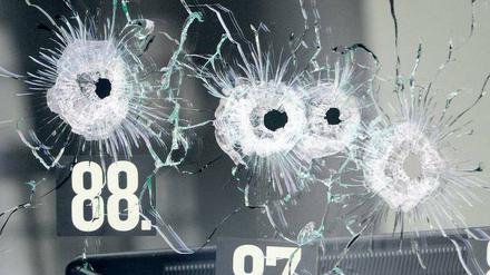 Die physischen Spuren des Amoklaufs von Winnenden, wie diese Einschusslöcher in einer Glasscheibe, sind lange verschwunden. Doch die psychischen Spuren machen vielen Opfern weiterhin zu schaffen.