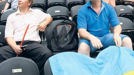 Blau-gelbes Zeichen. In der Donbass-Arena von Donezk trafen sich am Dienstag viele Ukrainer, um für Frieden zu demonstrieren. Der Oligarch Rinat Achmetow, Eigentümer des Fußballklubs Schachtar Donezk, hatte zum friedlichen Protest aufgerufen.
