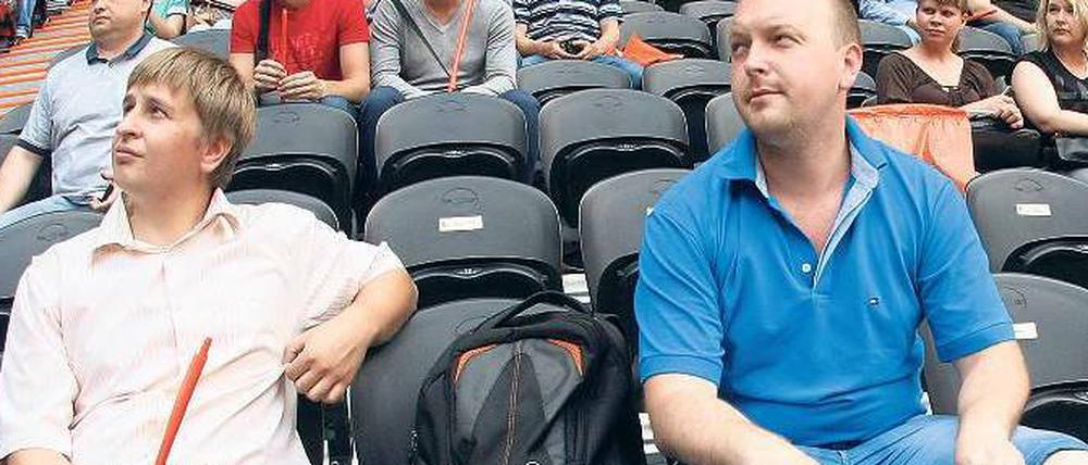 Blau-gelbes Zeichen. In der Donbass-Arena von Donezk trafen sich am Dienstag viele Ukrainer, um für Frieden zu demonstrieren. Der Oligarch Rinat Achmetow, Eigentümer des Fußballklubs Schachtar Donezk, hatte zum friedlichen Protest aufgerufen.