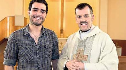 Im Zeichen des Kreuzes. Elia Hosseini und Pastor Gottfried Martens in der Steglitzer Dreieinigkeitskirche.