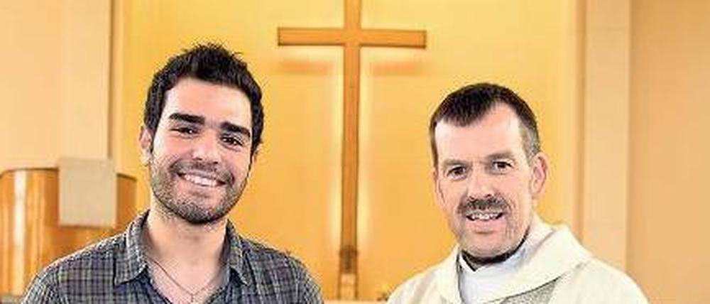 Im Zeichen des Kreuzes. Elia Hosseini und Pastor Gottfried Martens in der Steglitzer Dreieinigkeitskirche.