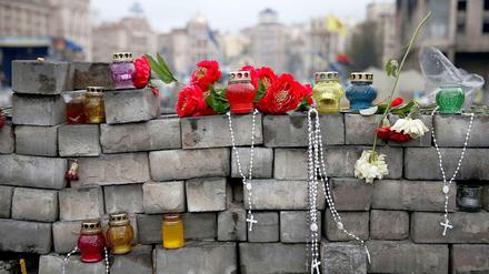 Eine improvisierte Mauer auf dem Maidan, mit Blumen, Kerzen und Ketten.