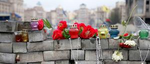 Eine improvisierte Mauer auf dem Maidan, mit Blumen, Kerzen und Ketten.
